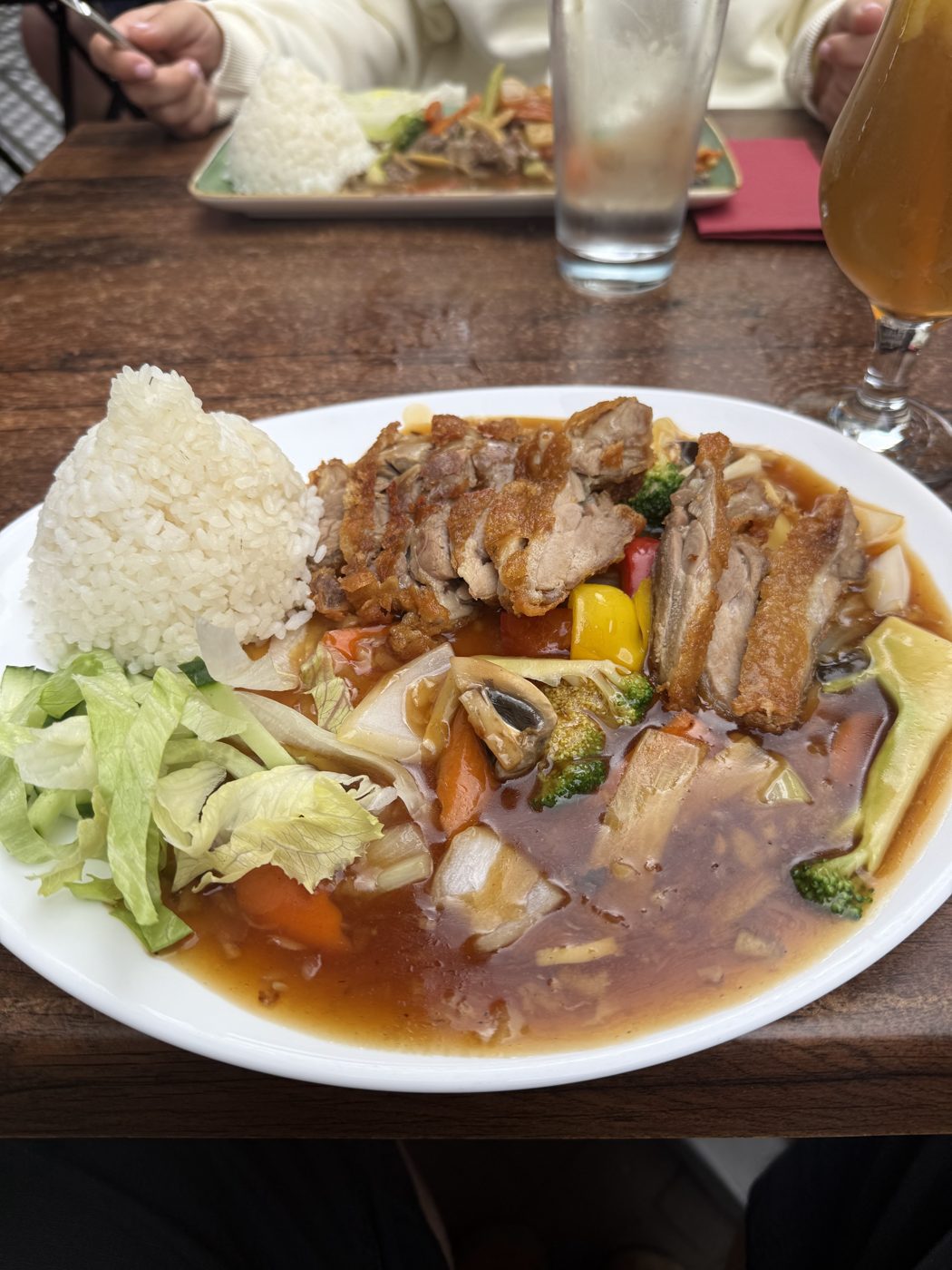 Knusprige Ente mit Reis und Gemüse