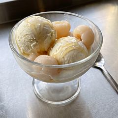 Vanille Eis mit Lychee