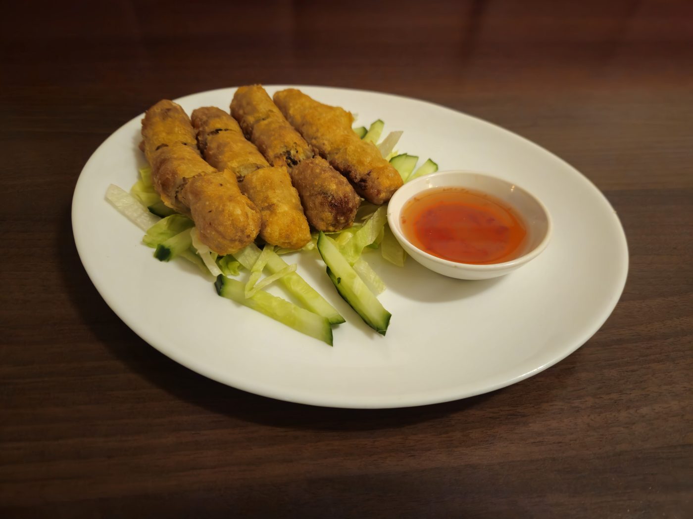 Frittierte Röllchen mit Gurke und Dip
