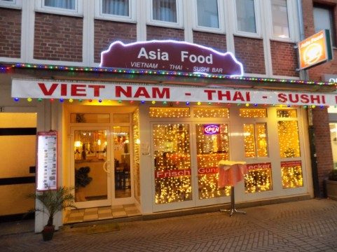 Asia Food am Abend mit Lichterketten im Fenster