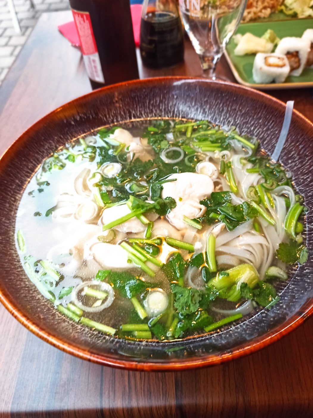Phở mit klarer Brühe und Kräutern