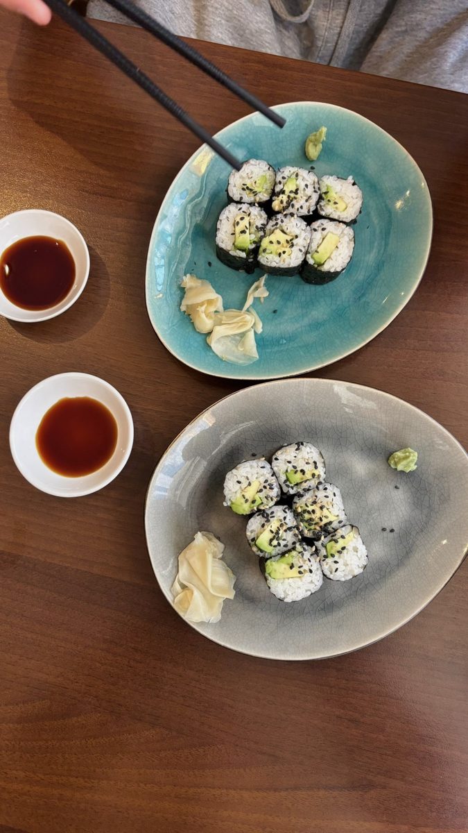 Maki-Rollen auf zwei Tellern